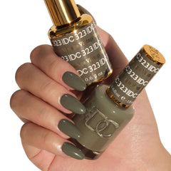 Daisy DND Duo Esmalte Gel y Laca Vintage 323 para acabado parejo.