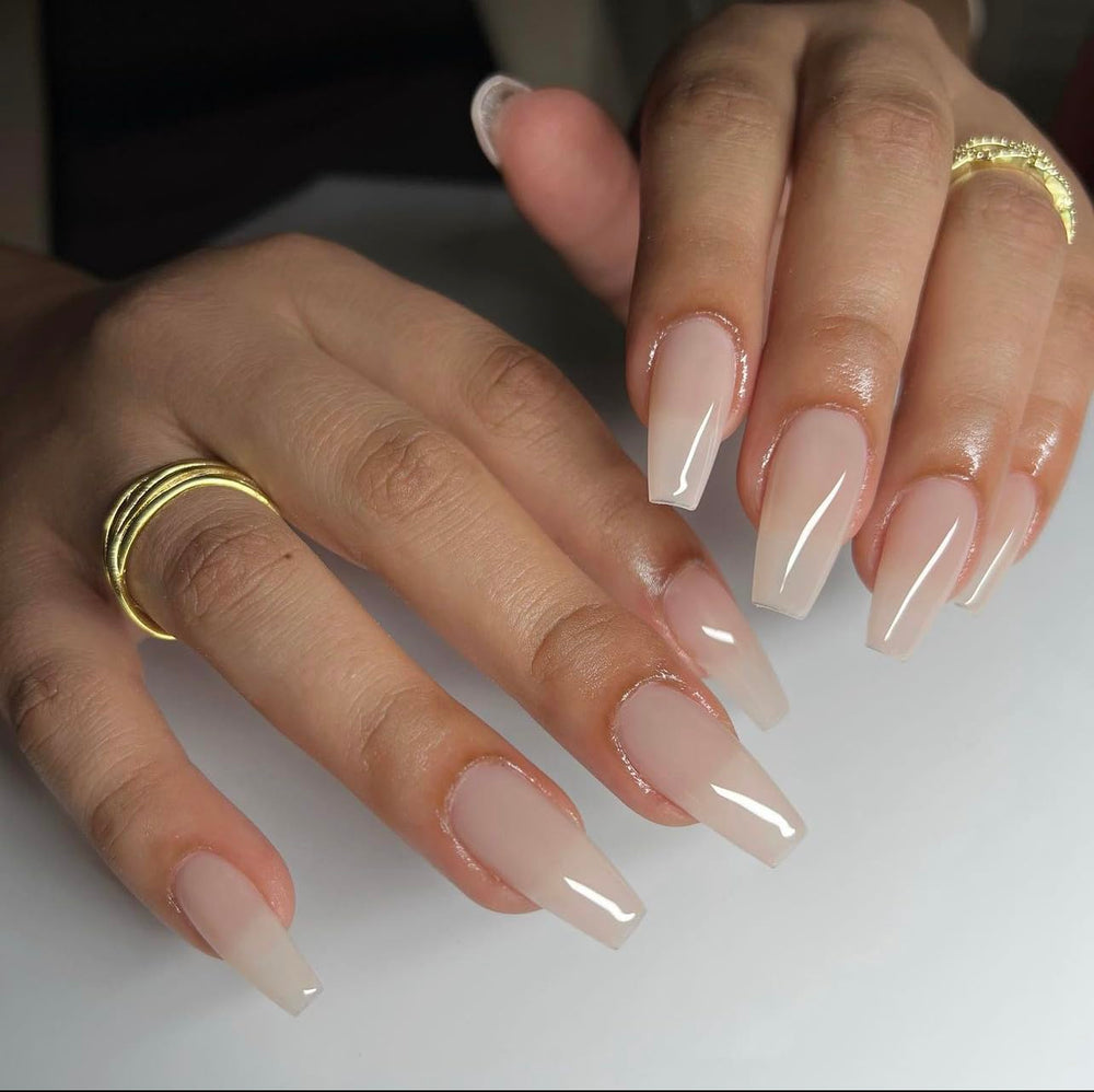Conjunto DAISY DND gel y laca Perfect Nude 867, look coordinado.
