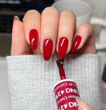 DAISY DND esmalte rojo 429 en botella, acabado brillante para uñas.