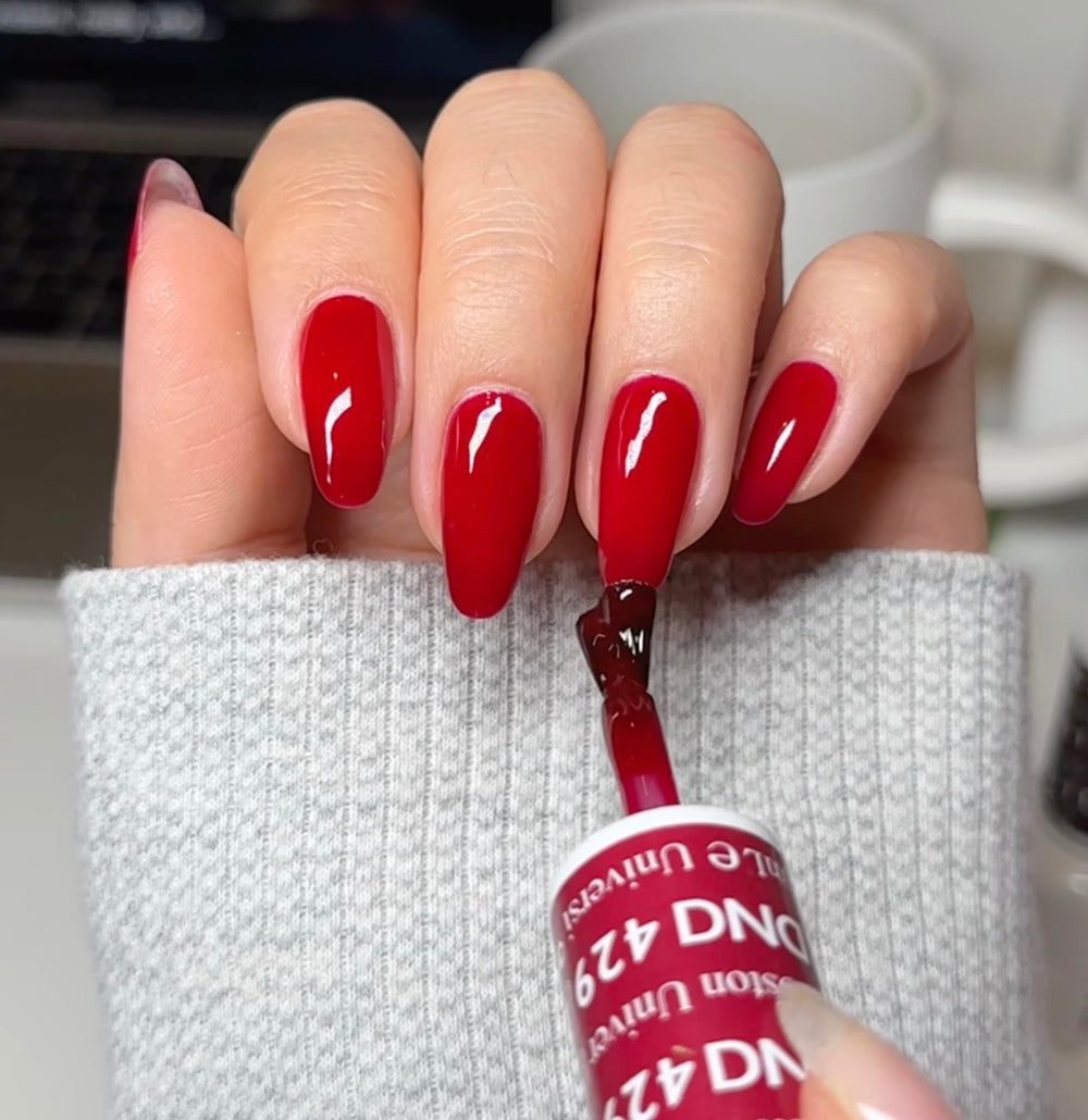 DAISY DND esmalte rojo 429 en botella, acabado brillante para uñas.