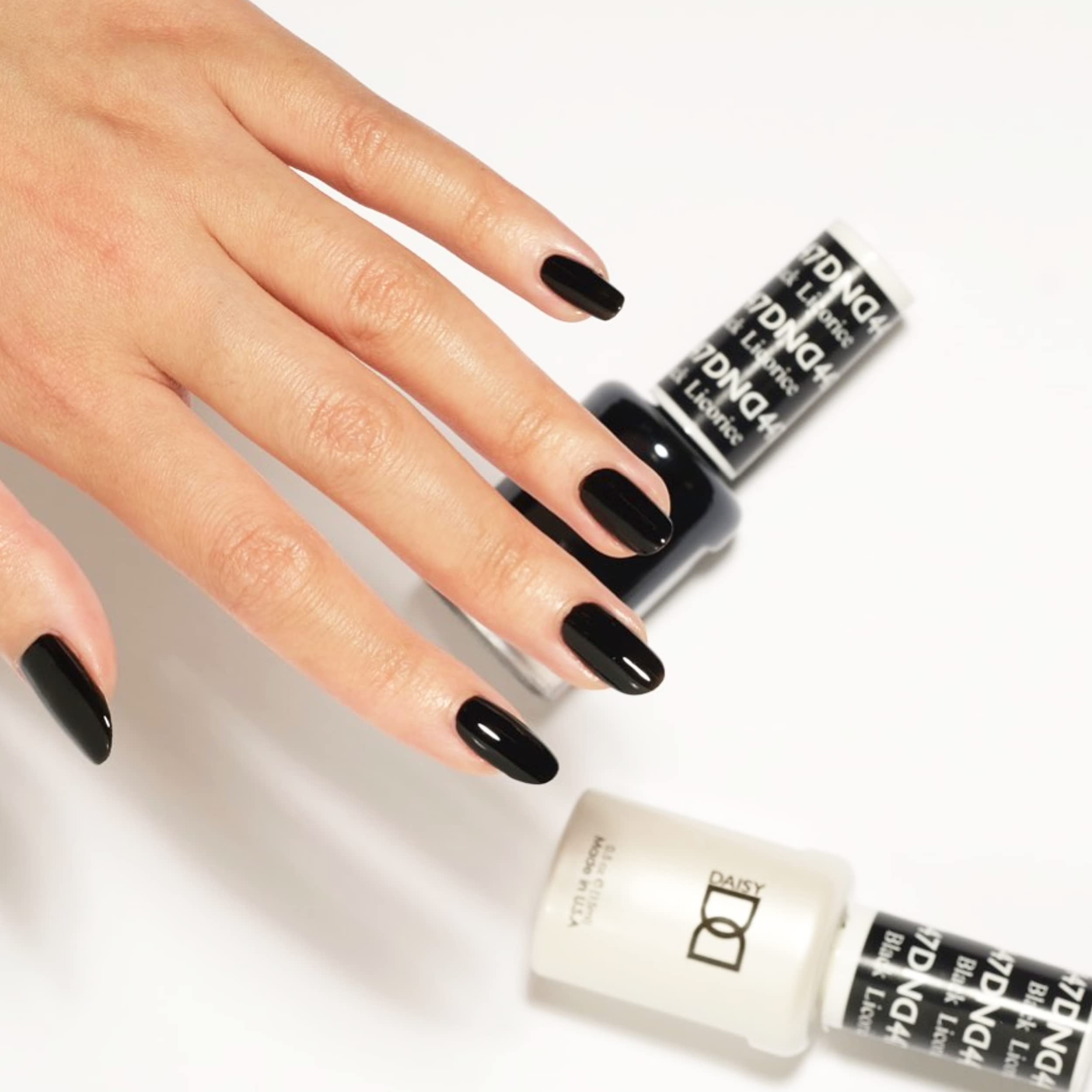 DAISY DND Laca para uñas negro Regaliz 447 cobertura uniforme.