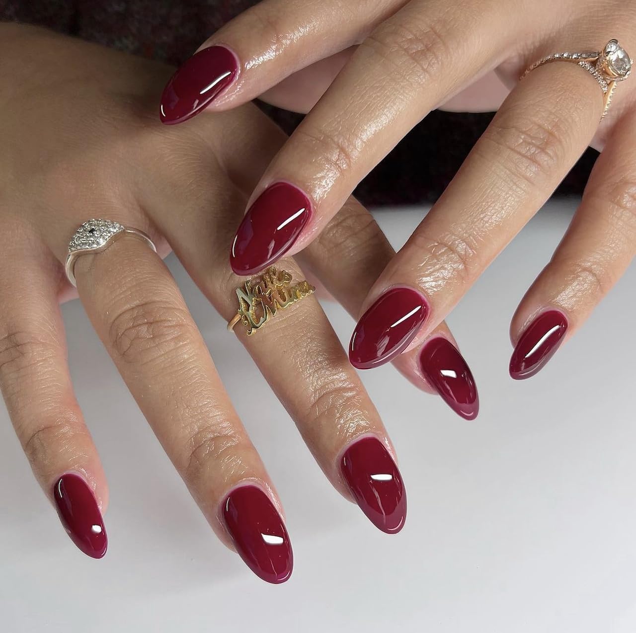 DAISY DND Wineberry gel polish en aplicación, acabado uniforme.