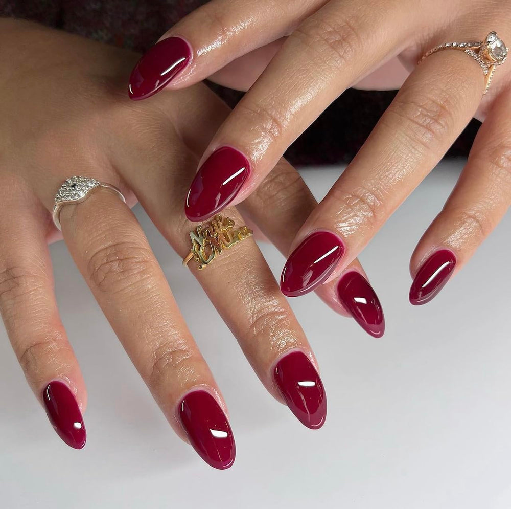 DAISY DND Wineberry gel polish en aplicación, acabado uniforme.