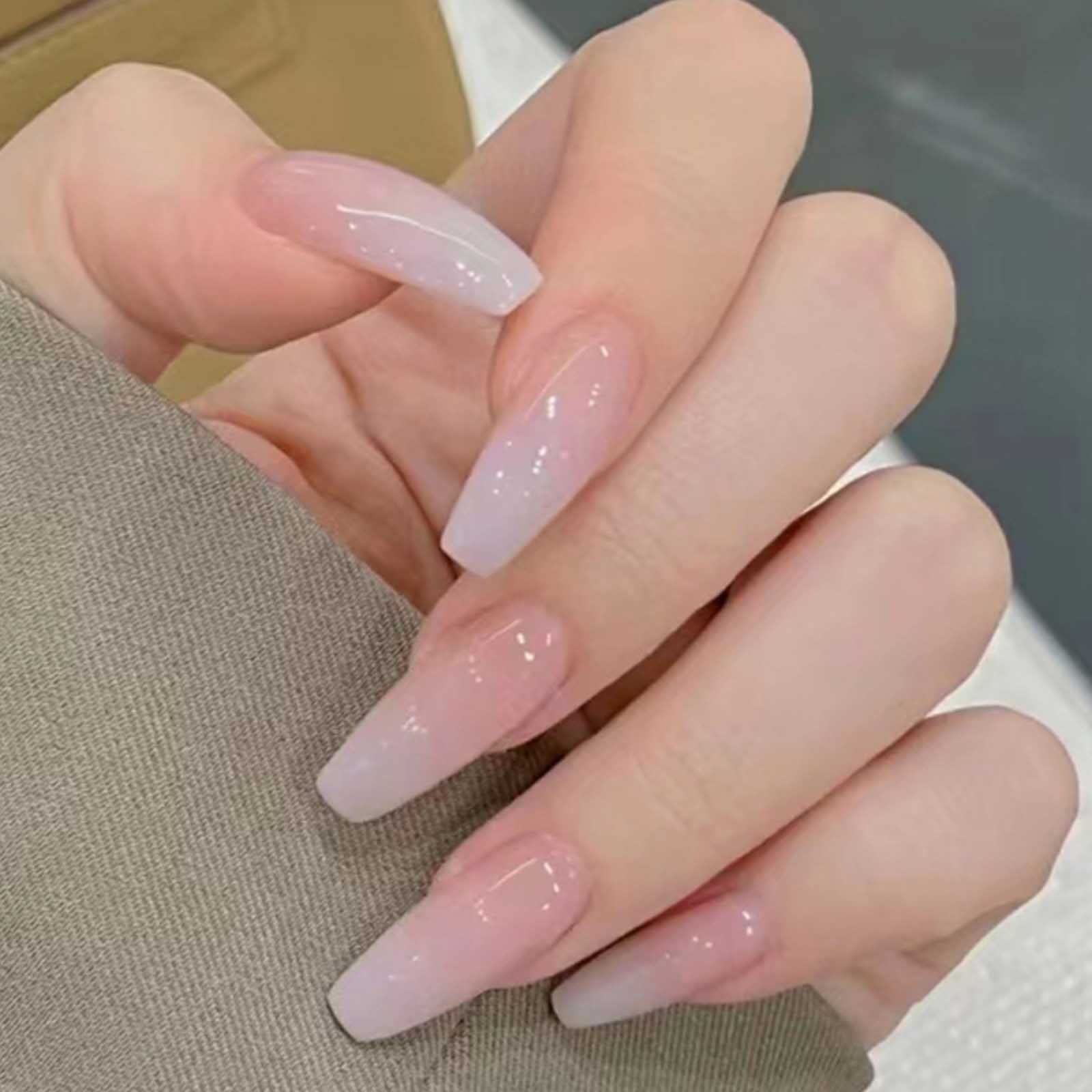 Uñas postizas DANMANR de presión, cuadradas en tono rosa natural, para un acabado elegante.