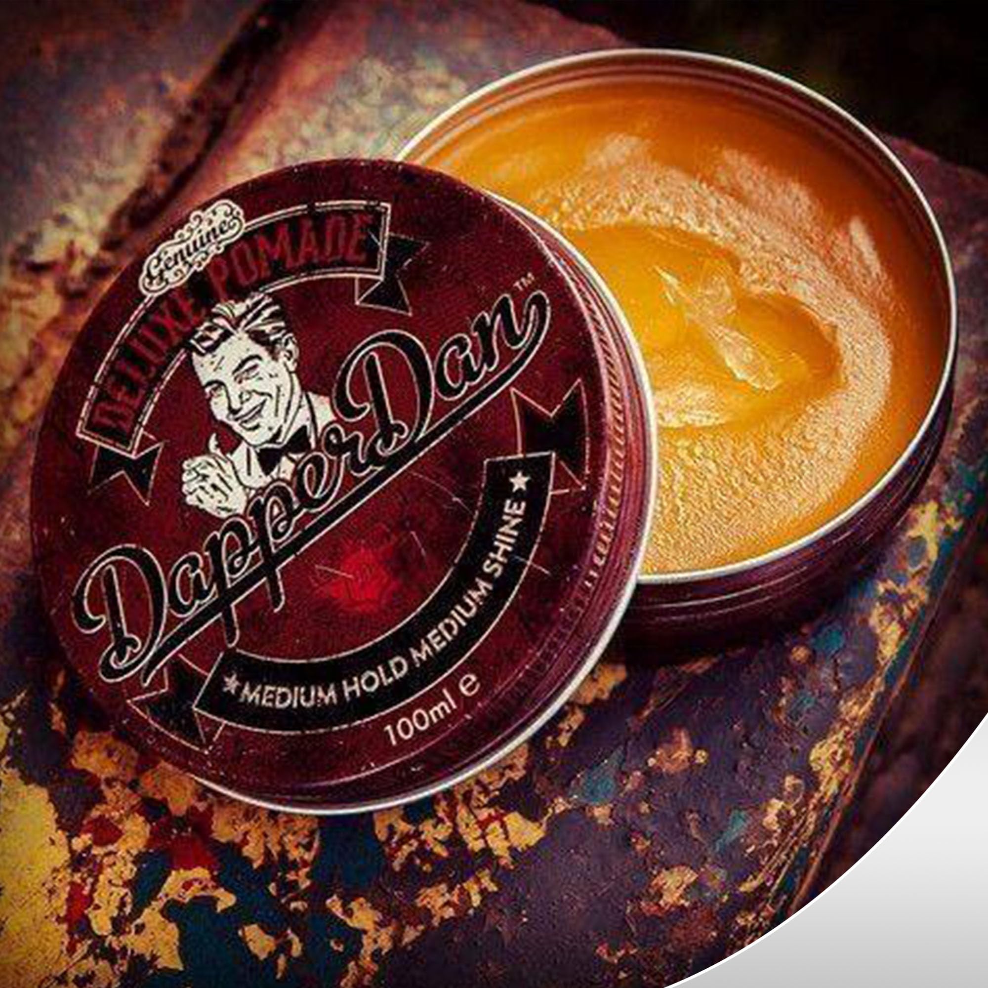 Fragancia cítrica y vainilla de Deluxe Pomade durante el peinado