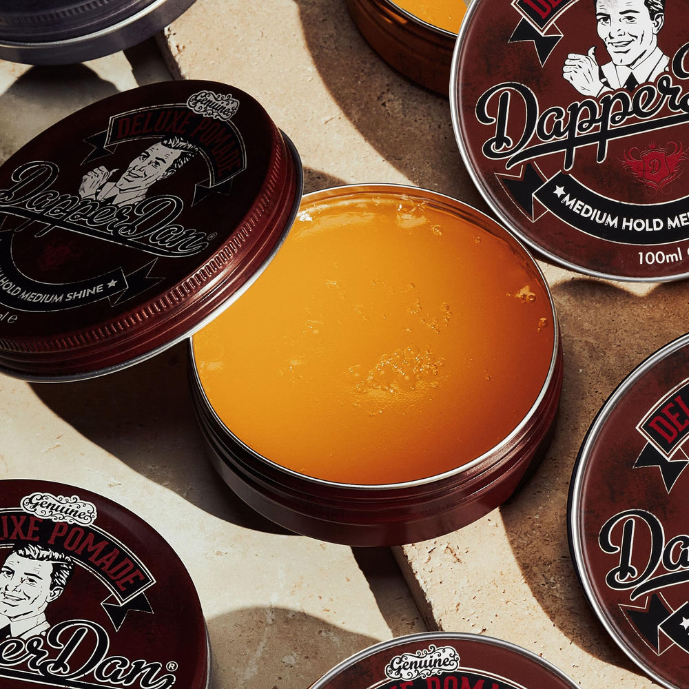 Peine junto a Deluxe Pomade para definir líneas y estilo
