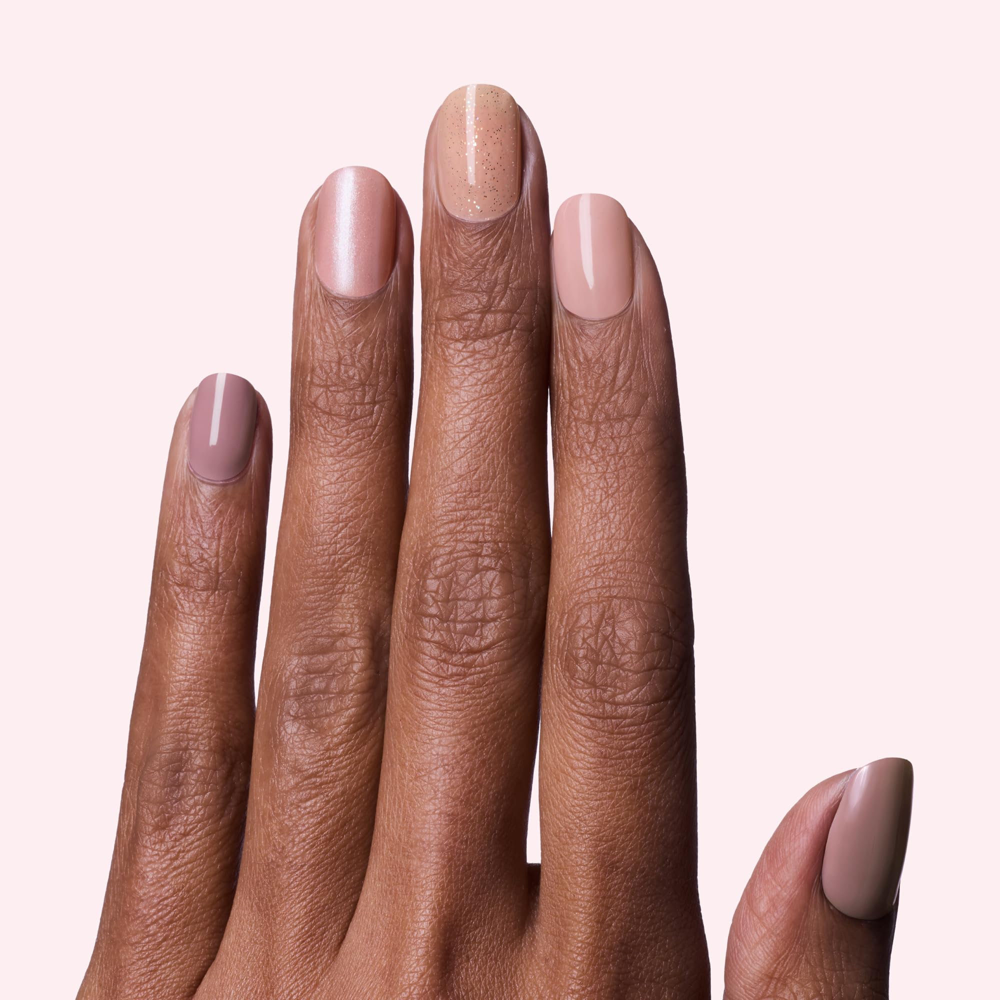 Dashing Diva Gloss dentro del kit con 110 tiras para manicura duradera