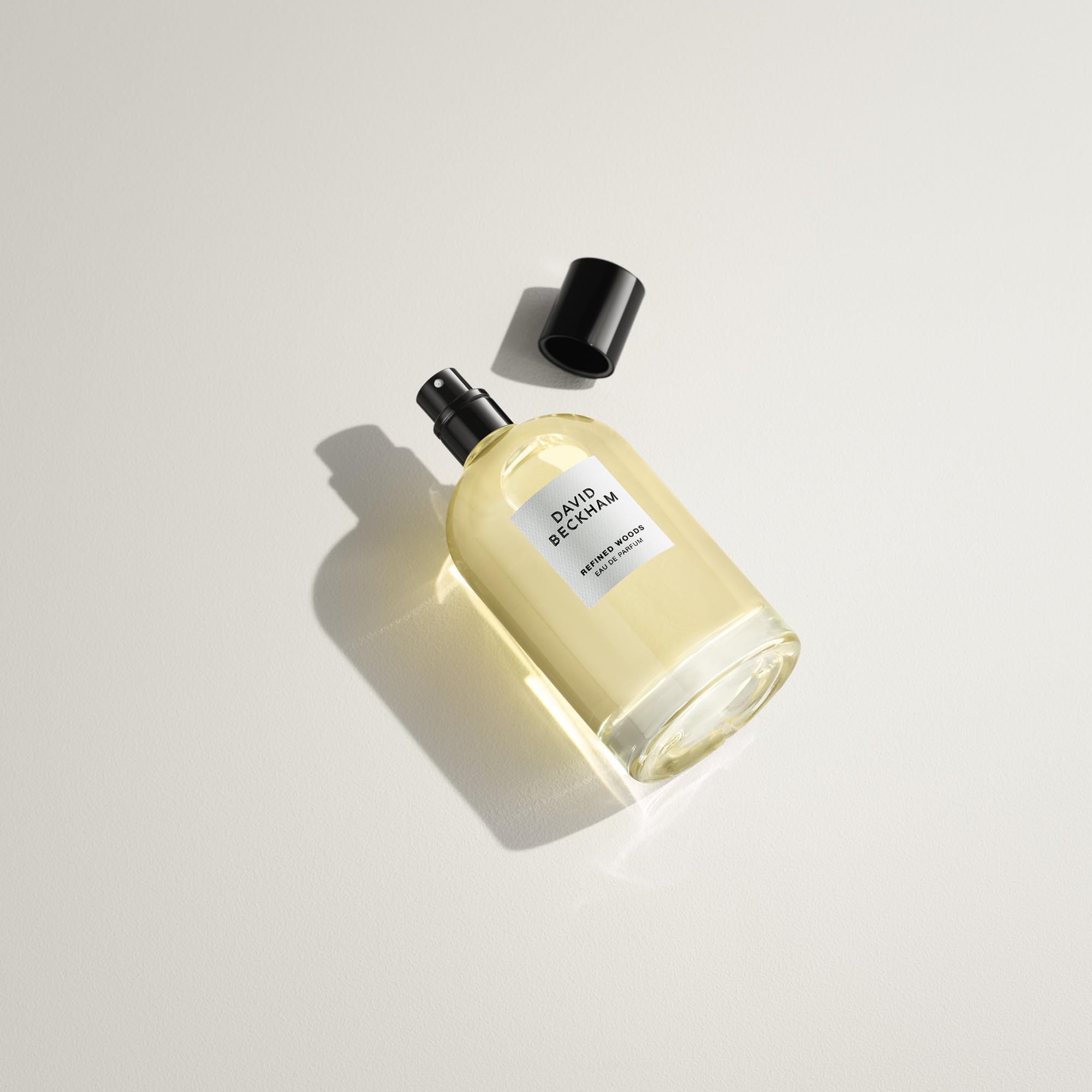 David Beckham Refined Woods, etiqueta clara que resalta identidad de marca.