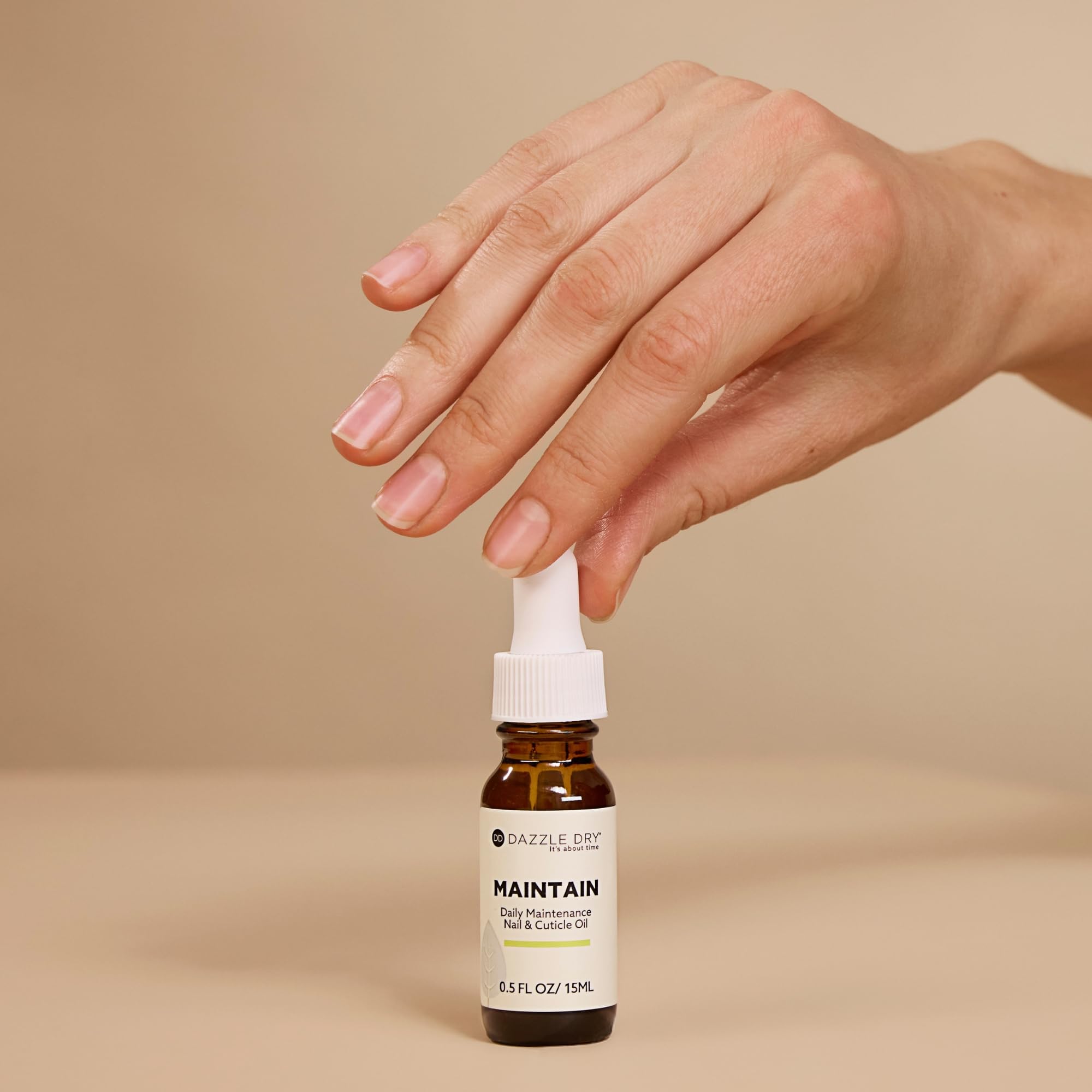 Envase de 15 mL de Dazzle Dry, práctico para tu rutina diaria.