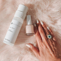 Dazzle Dry Boss nude claro secado rápido para manicura sin esfuerzo.