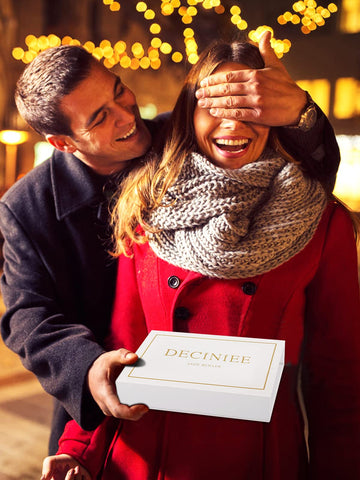 Deciniee caja regalo con diseño elegante, presentación atractiva para regalo.