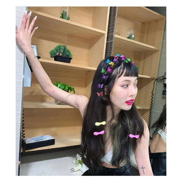 Estilo 90s con pinzas DEEINN, añade nostalgia a cualquier peinado.