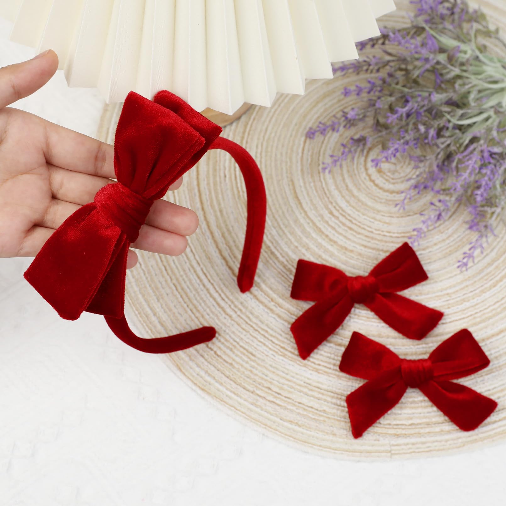 DEEKA broches velvet rojo detalle, añade brillo sutil a conjuntos.