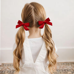 DEEKA diadema velvet rojo detalle, acabado lujoso para ocasiones especiales.
