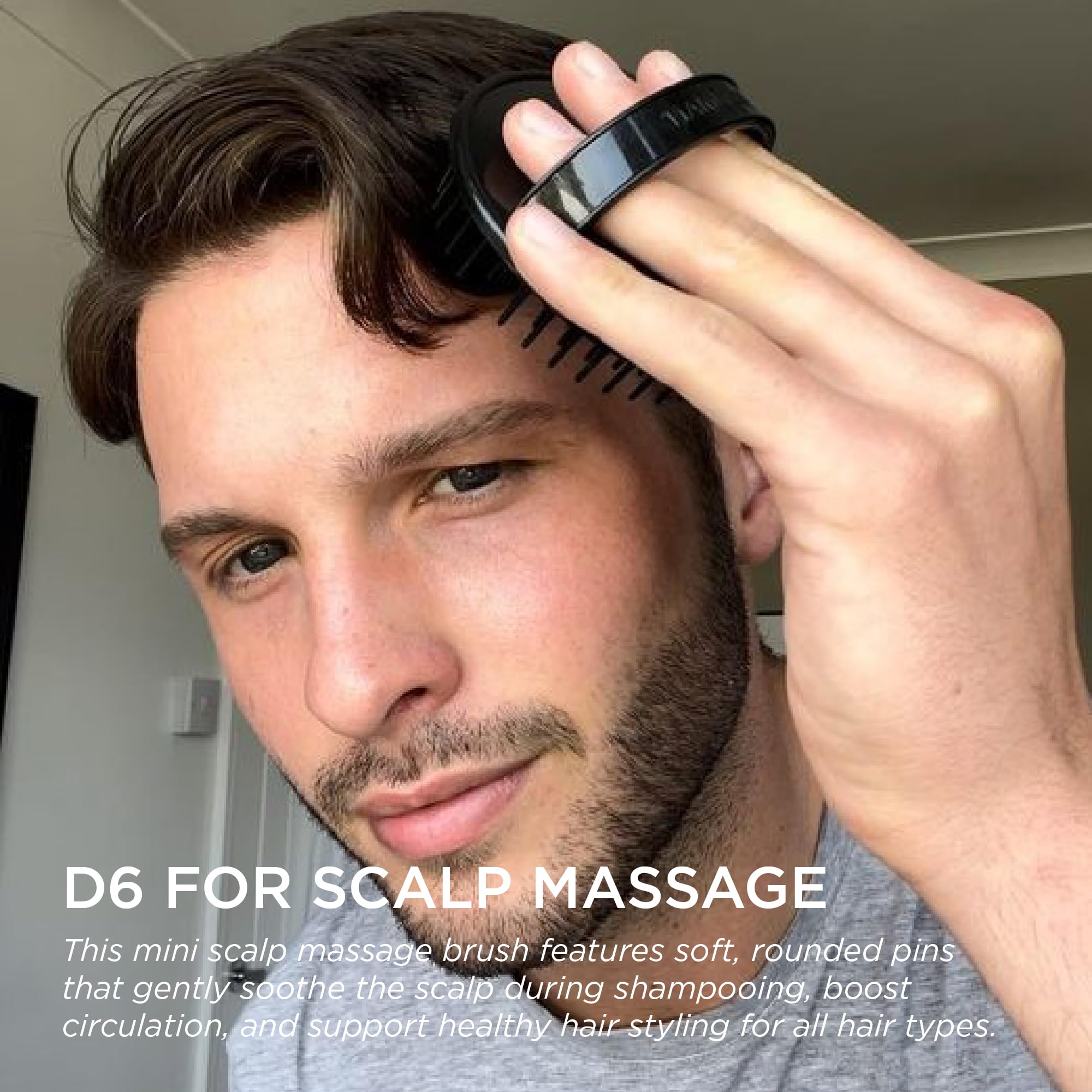 Diseño ergonómico Denman Jack Dean D6 con agarre cómodo en la ducha.