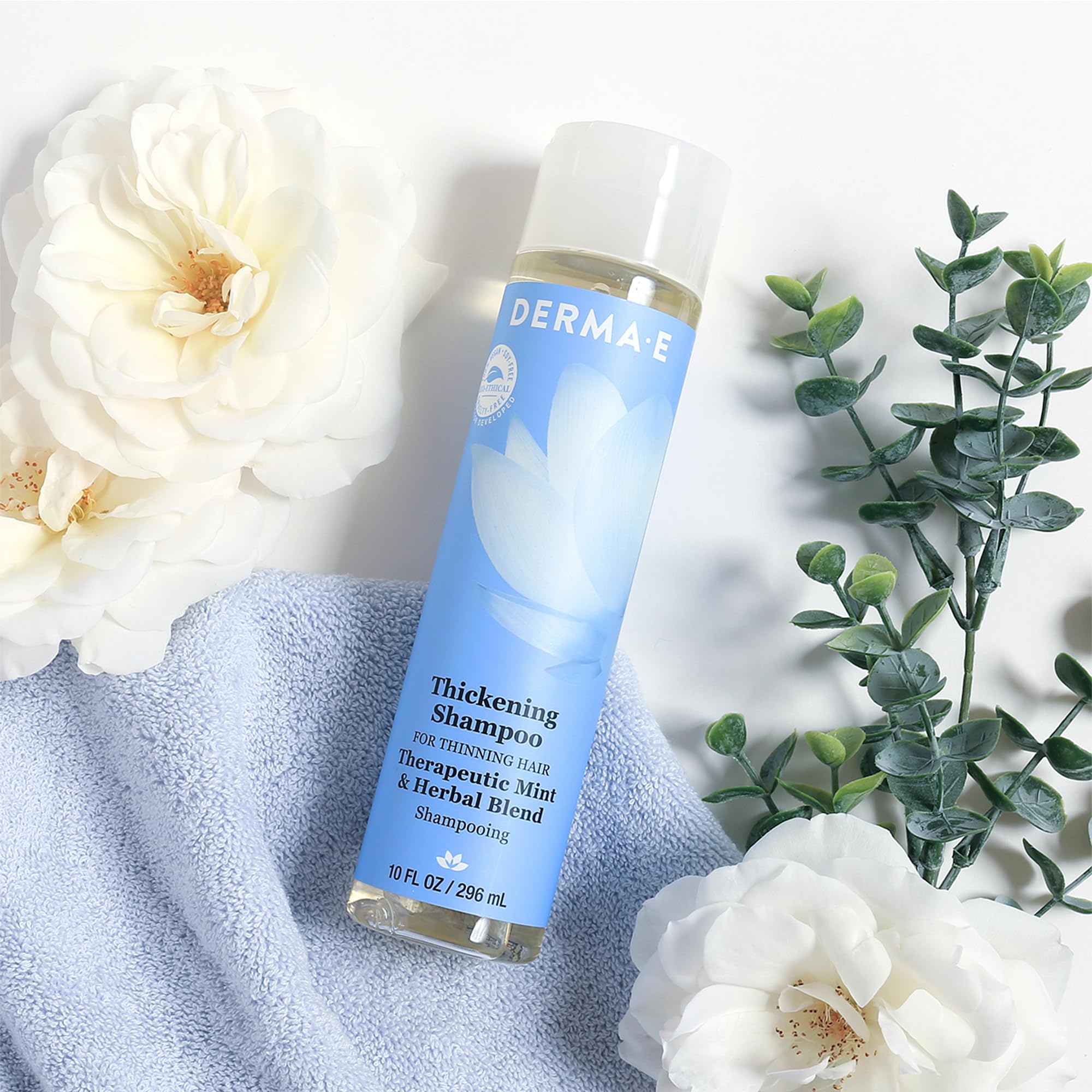 DERMA E Champú Engrosador: espuma cremosa que deja el cabello con cuerpo.