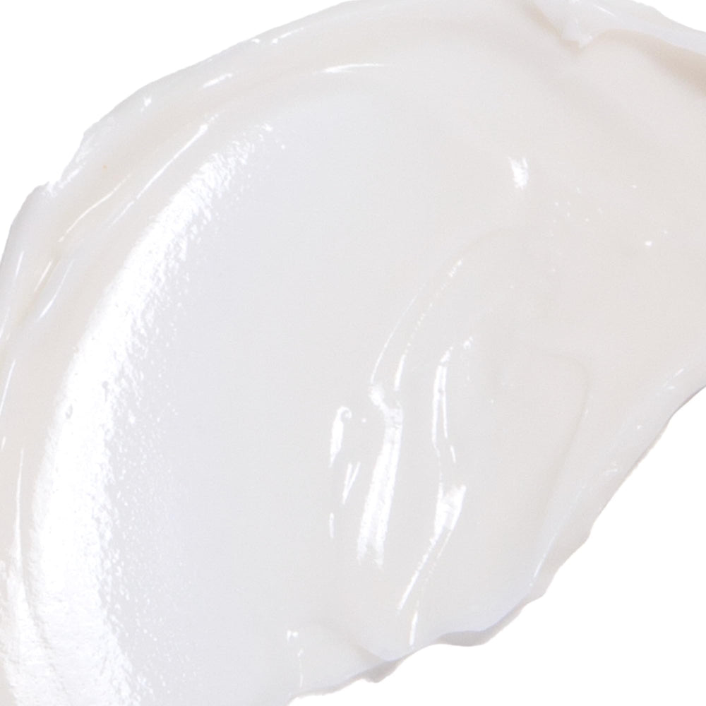 La crema Derma E sobre la piel como base suave para maquillaje diario