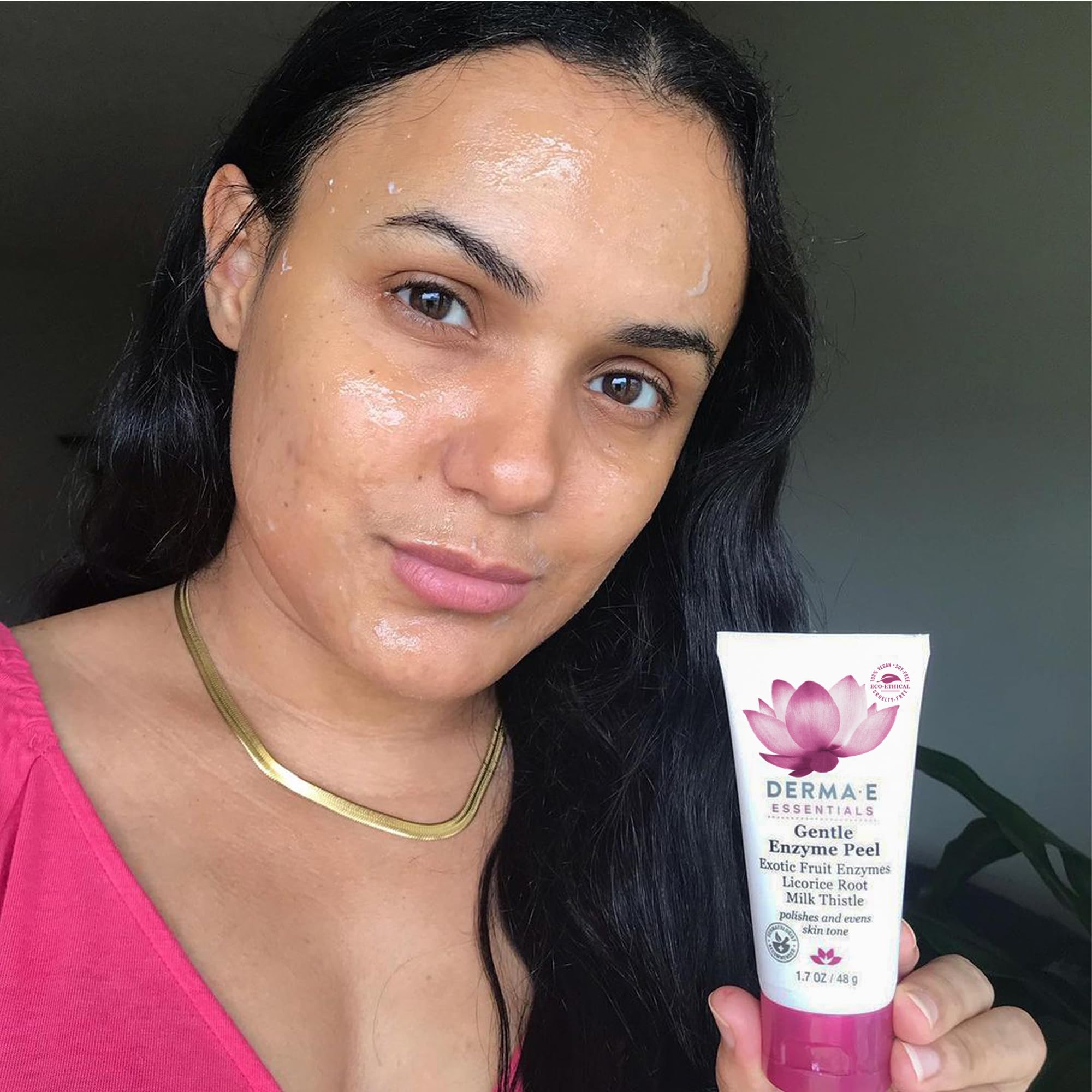 DERMA E Exfoliante Enzimático Suave, piel más limpia y suave tras el uso.