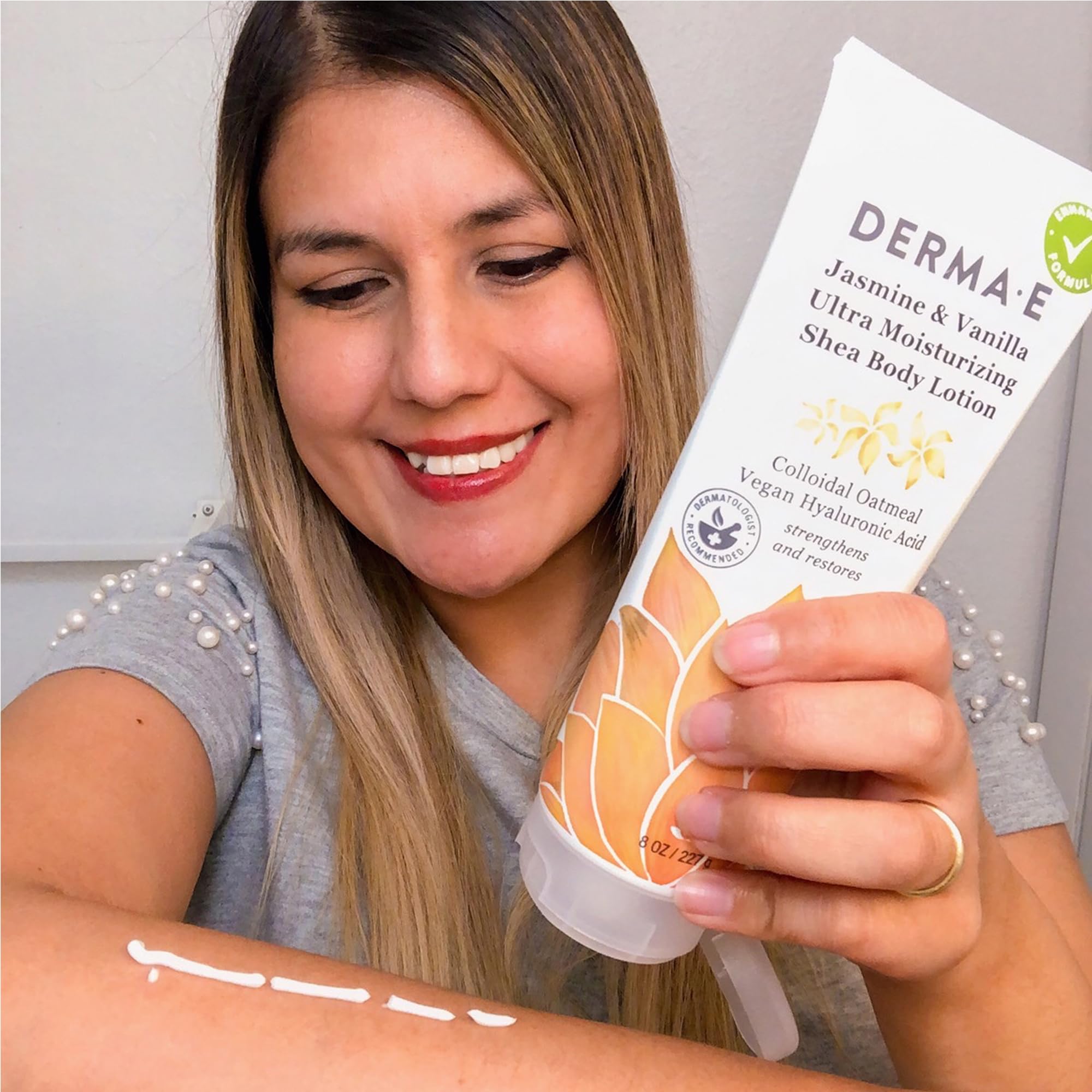 Manteca de karité y vitamina E nutren y protegen la piel.
