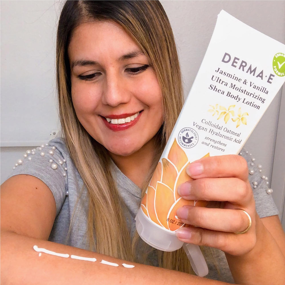 Manteca de karité y vitamina E nutren y protegen la piel.