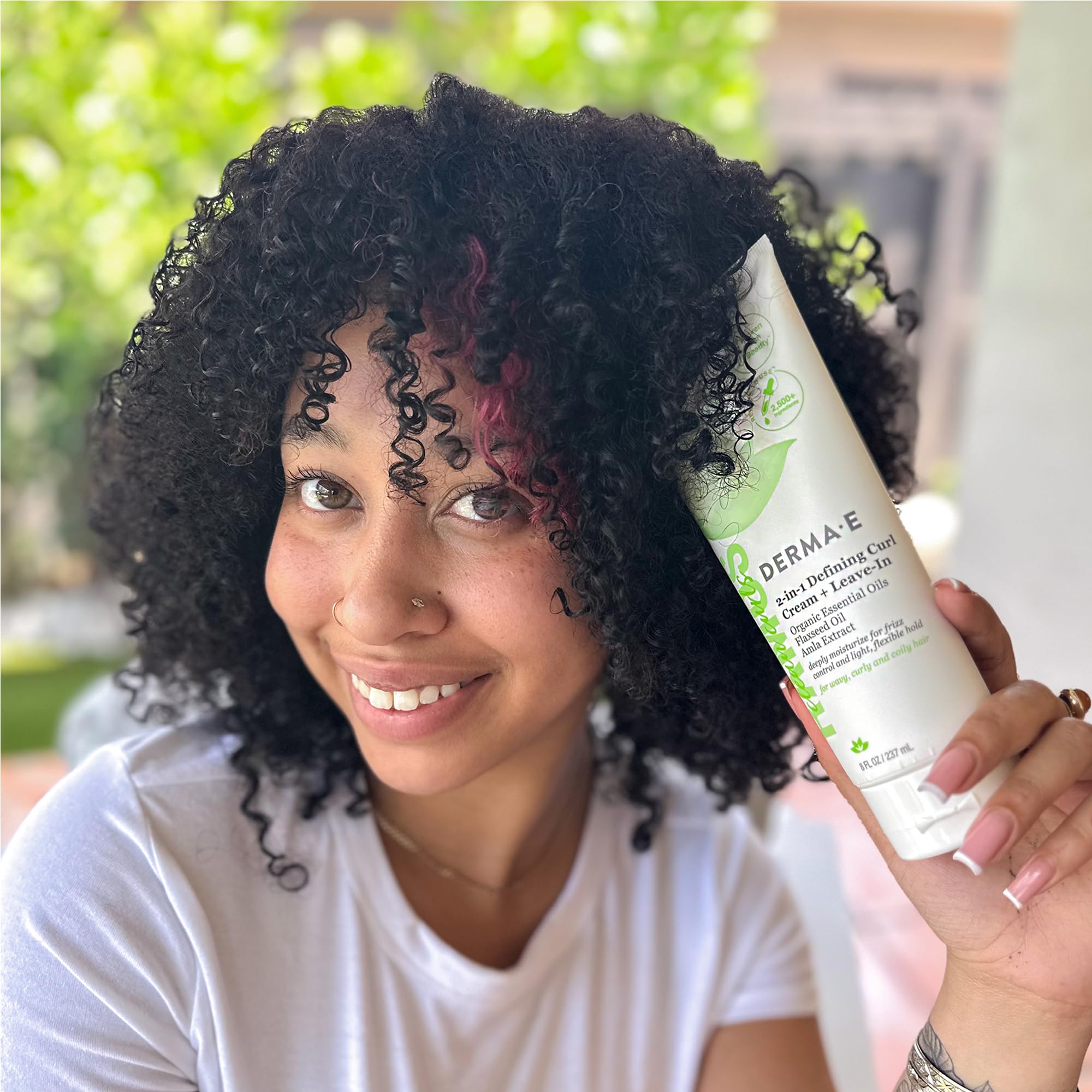 Rizos con brillo natural gracias a DERMA E Ramos.