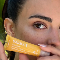 Derma E Vitamin C crema ojos: ingredientes cúrcuma y cafeína para despertar la mirada.