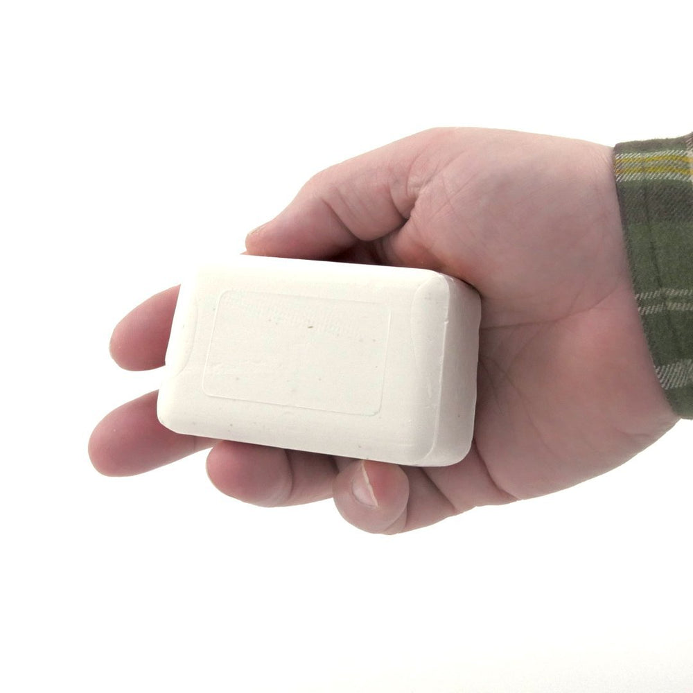 Dermaharmony jabón zinc espumoso mostrado en mano para limpieza suave