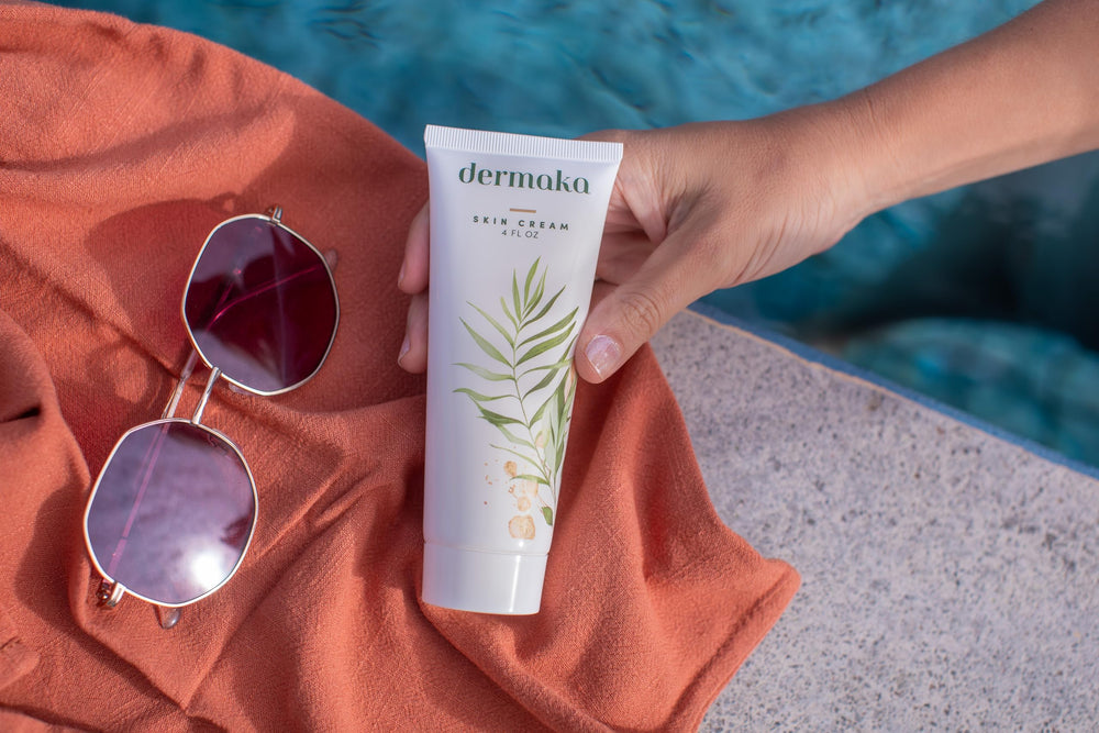 Dermaka envase con diseño ergonómico para fácil manejo.
