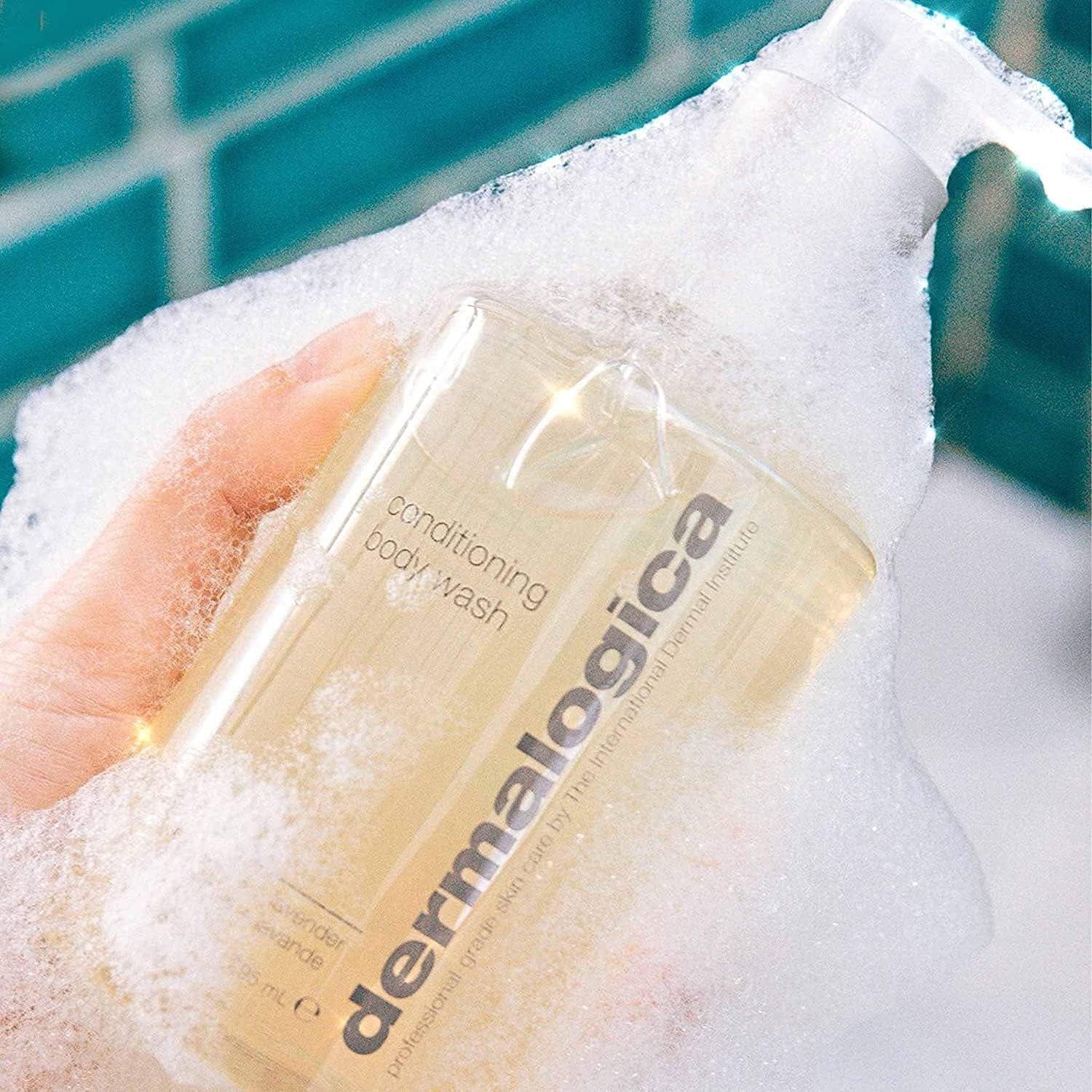 Aplicación diaria en la ducha con Dermalogica, piel hidratada y aroma suave.