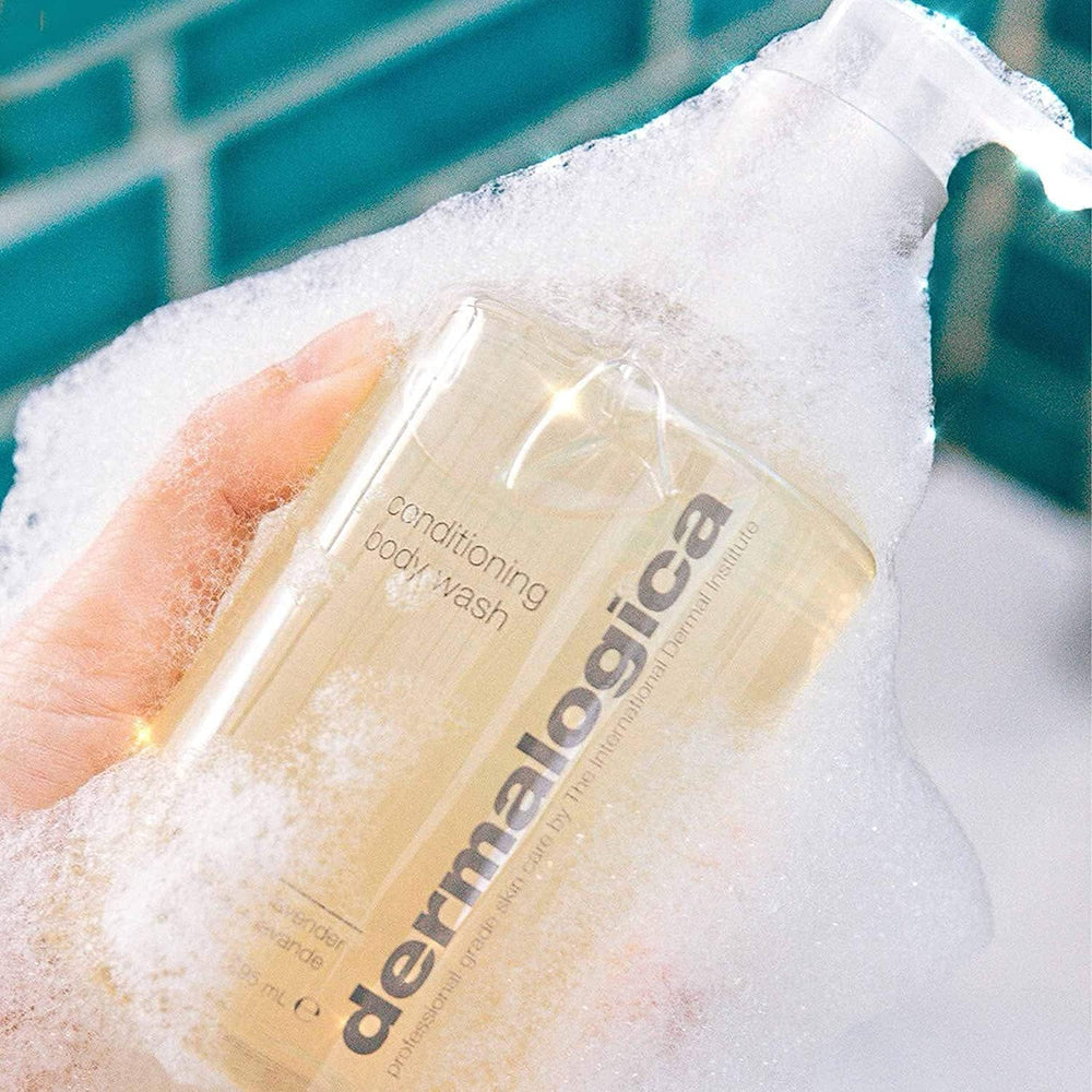 Aplicación diaria en la ducha con Dermalogica, piel hidratada y aroma suave.