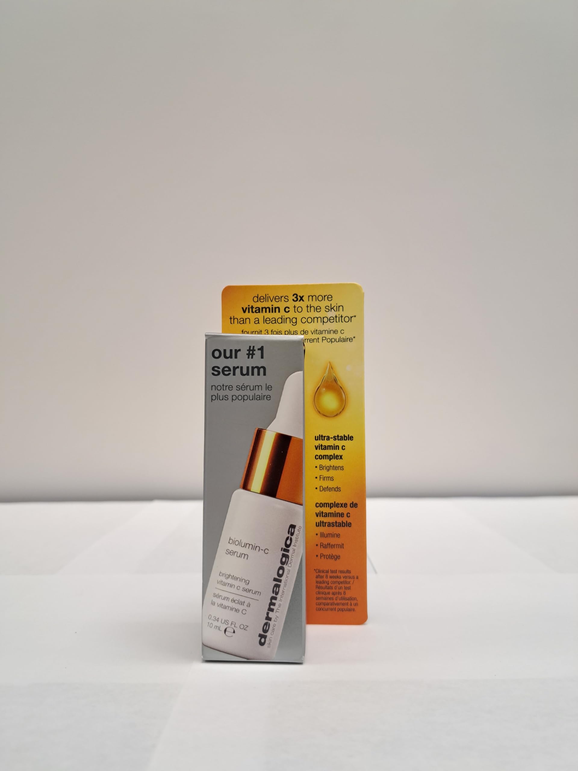 Dermalogica Biolumin-C Serum, aplicación suave antes de la crema para mayor luminosidad.