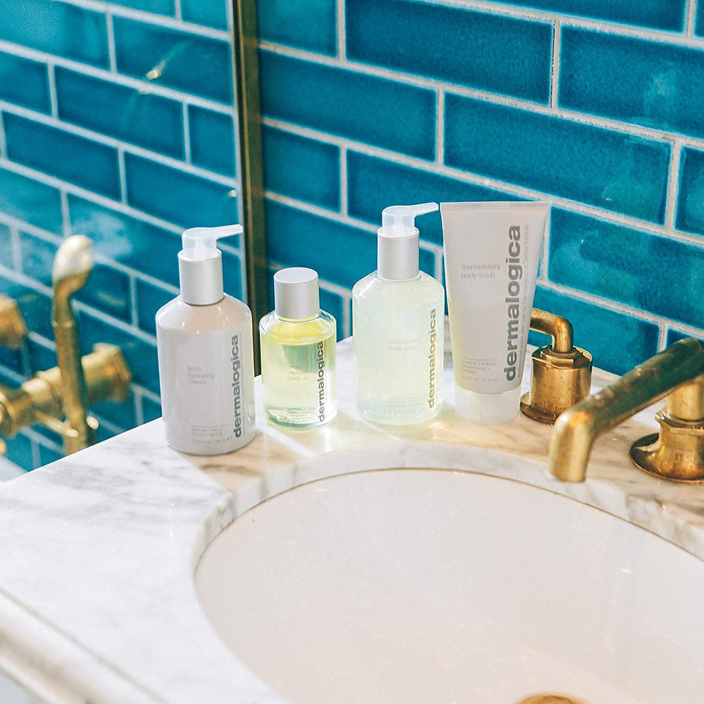 Frasco Dermalogica de crema corporal para cuidado diario.