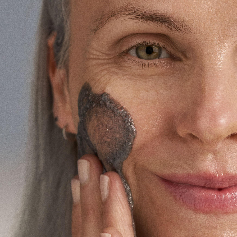 Dermalogica Daily Superfoliant: enzimas activas y ácidos alfa hidróxidos para textura suave.