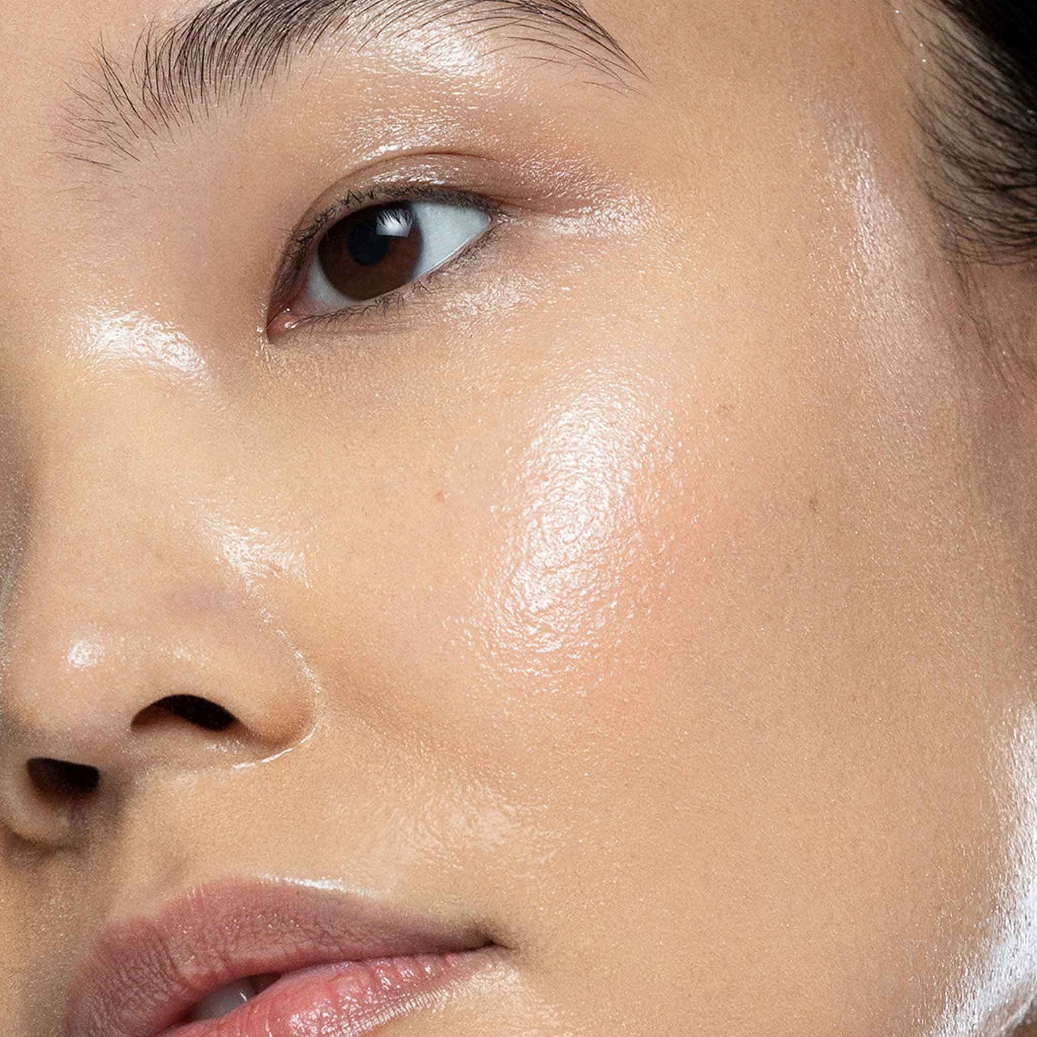 Dermalogica ingredientes hialurónico y ceramidas, potenciando hidratación.