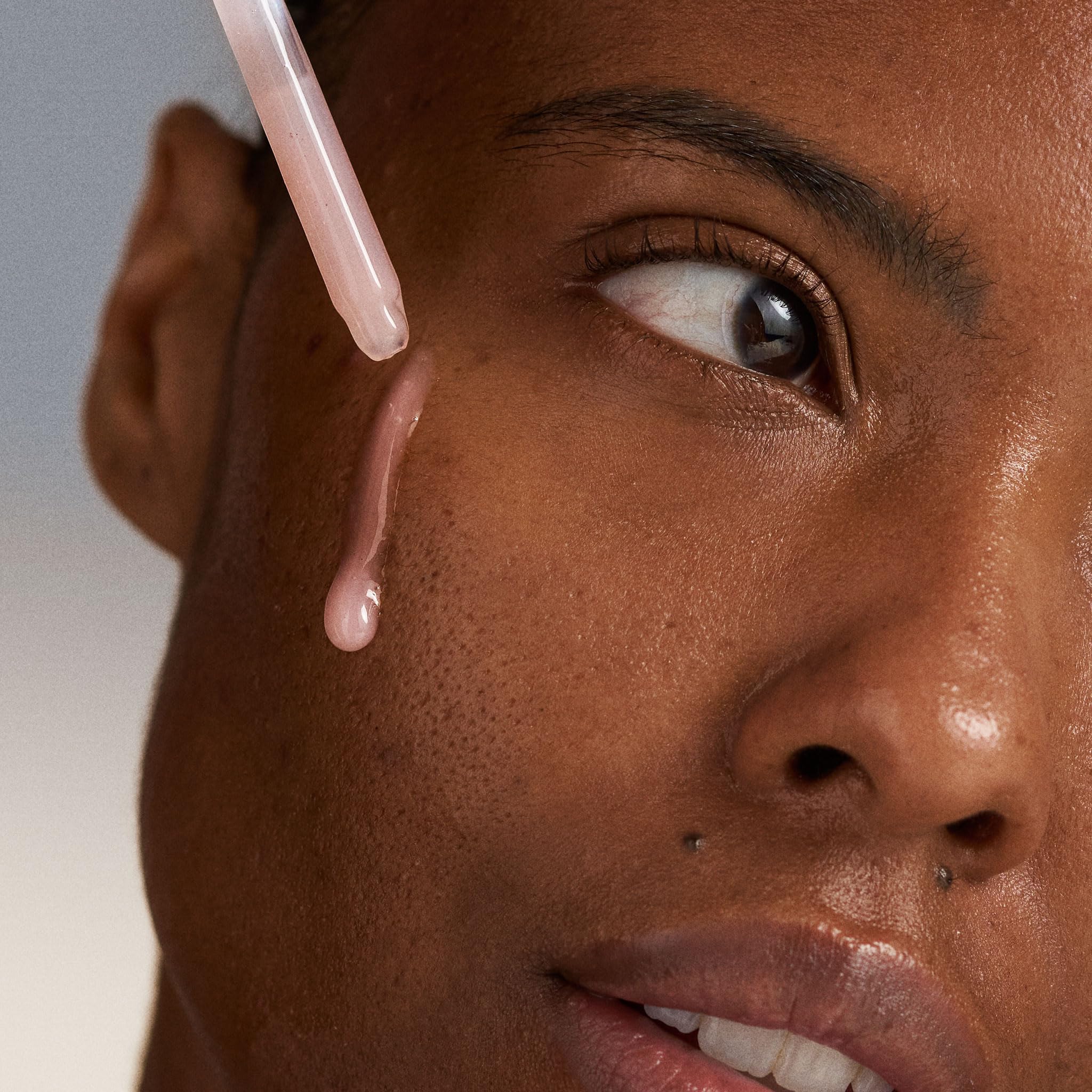 Dermalogica peeling líquido, textura fluida en primer plano para exfoliación controlada.