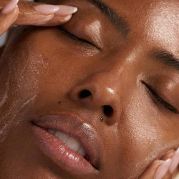Dermalogica Prelimpieza: disuelve contaminantes ambientales para piel fresca.