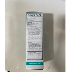 Aplicación con la mano en rostro para hidratación suave.