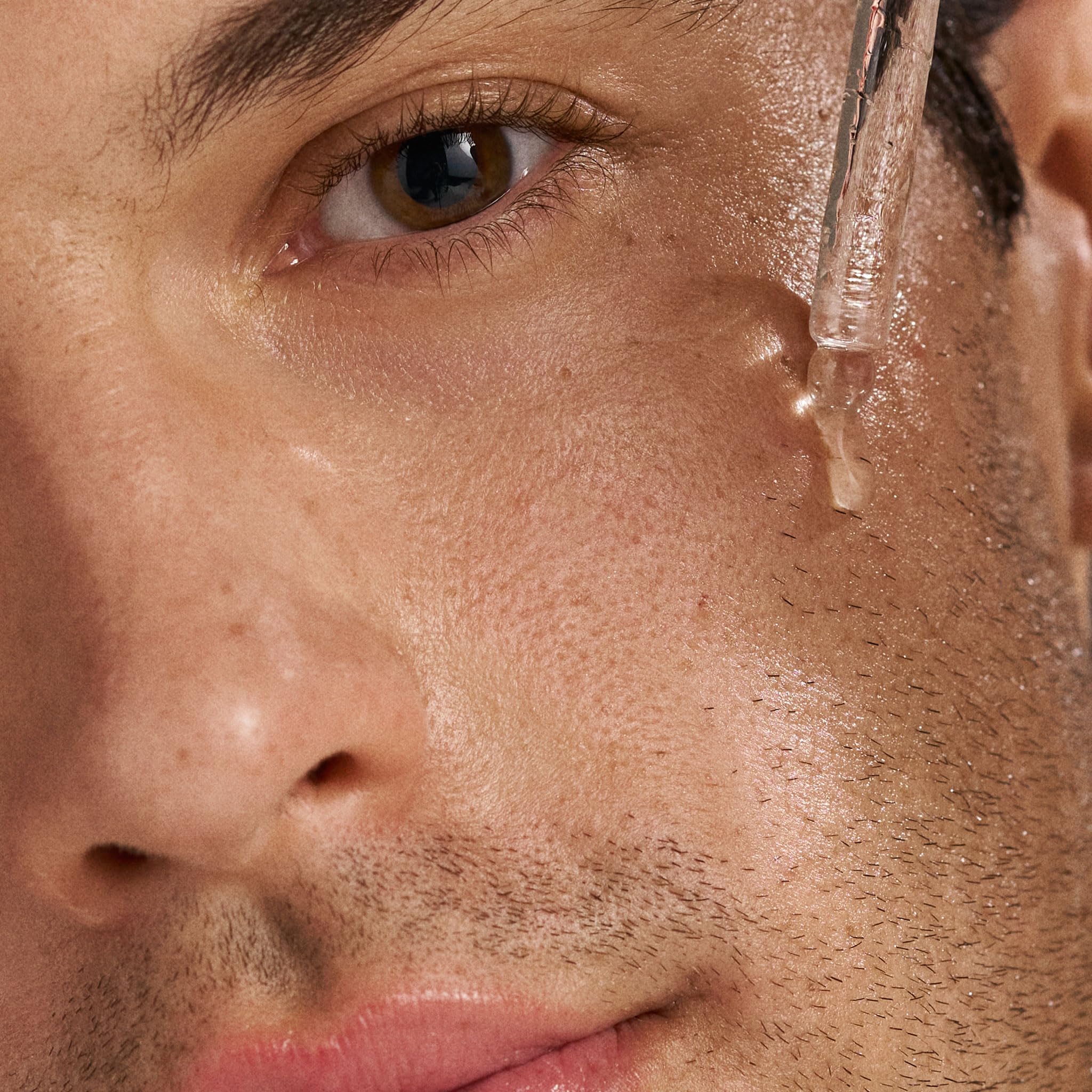 Extractos de Shiitake blanco para tono uniforme.