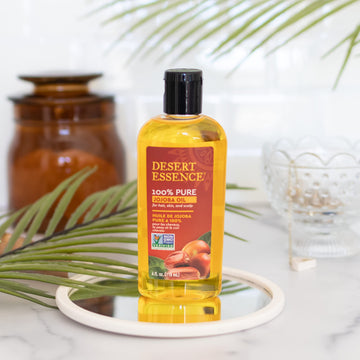 Desert Essence Aceite de Jojoba aporta brillo natural sin pesadez.