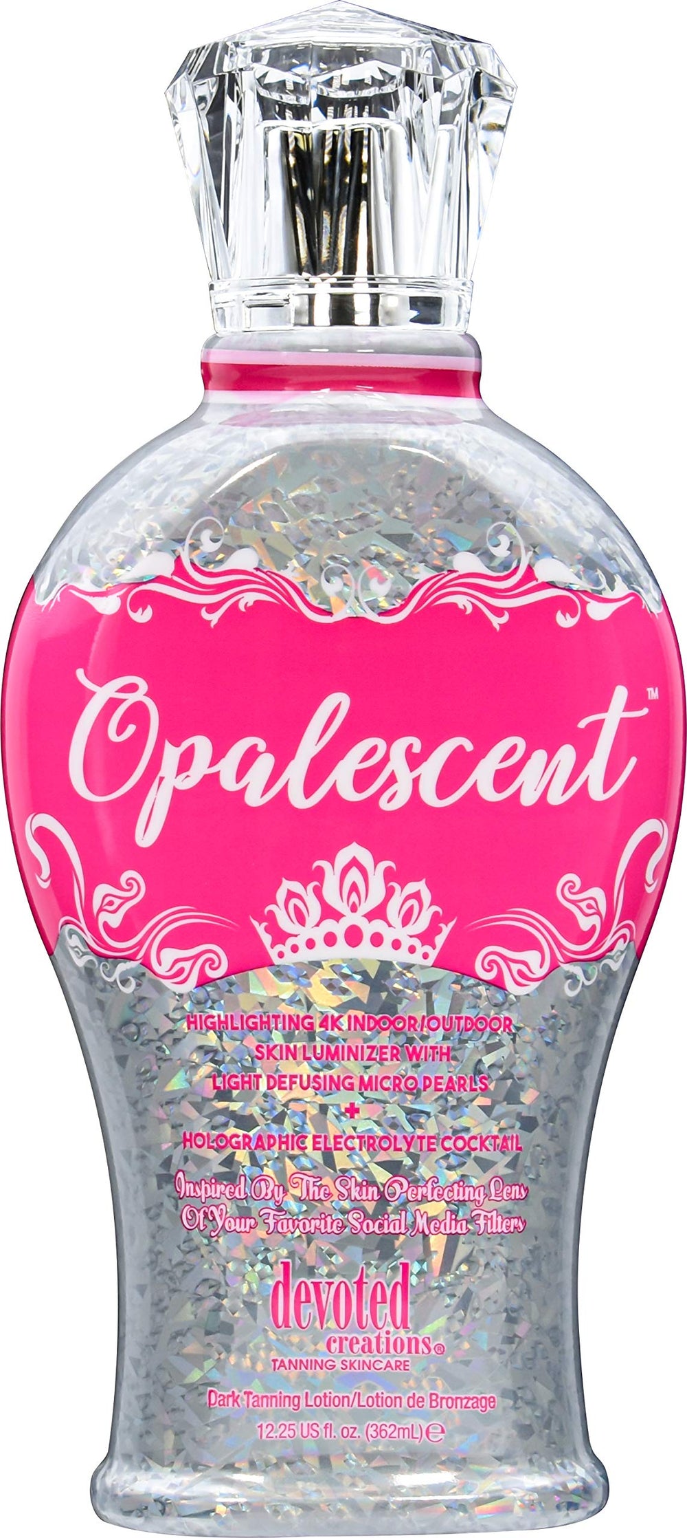 Devoted Creations Opalescent Lotion de bronzage – bouteille opalescente, diffusion légère pour un bronzage uniforme.