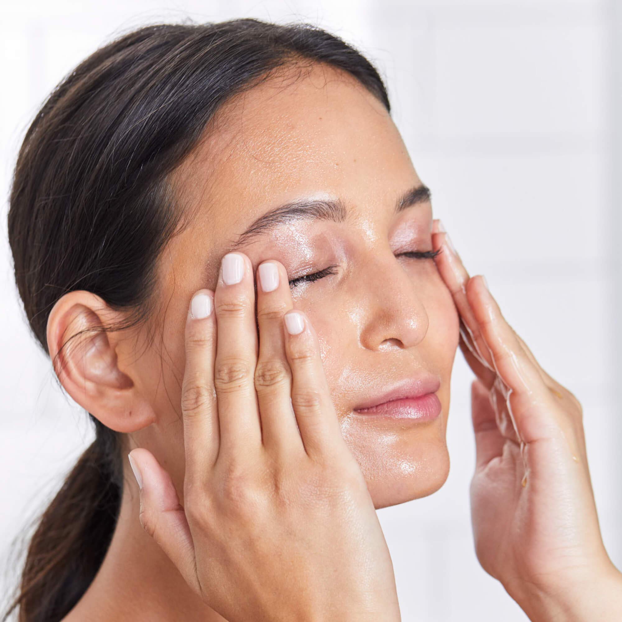 DHC Deep Cleansing Oil con ingredientes, aceite de oliva orgánico y vitamina E para hidratar.