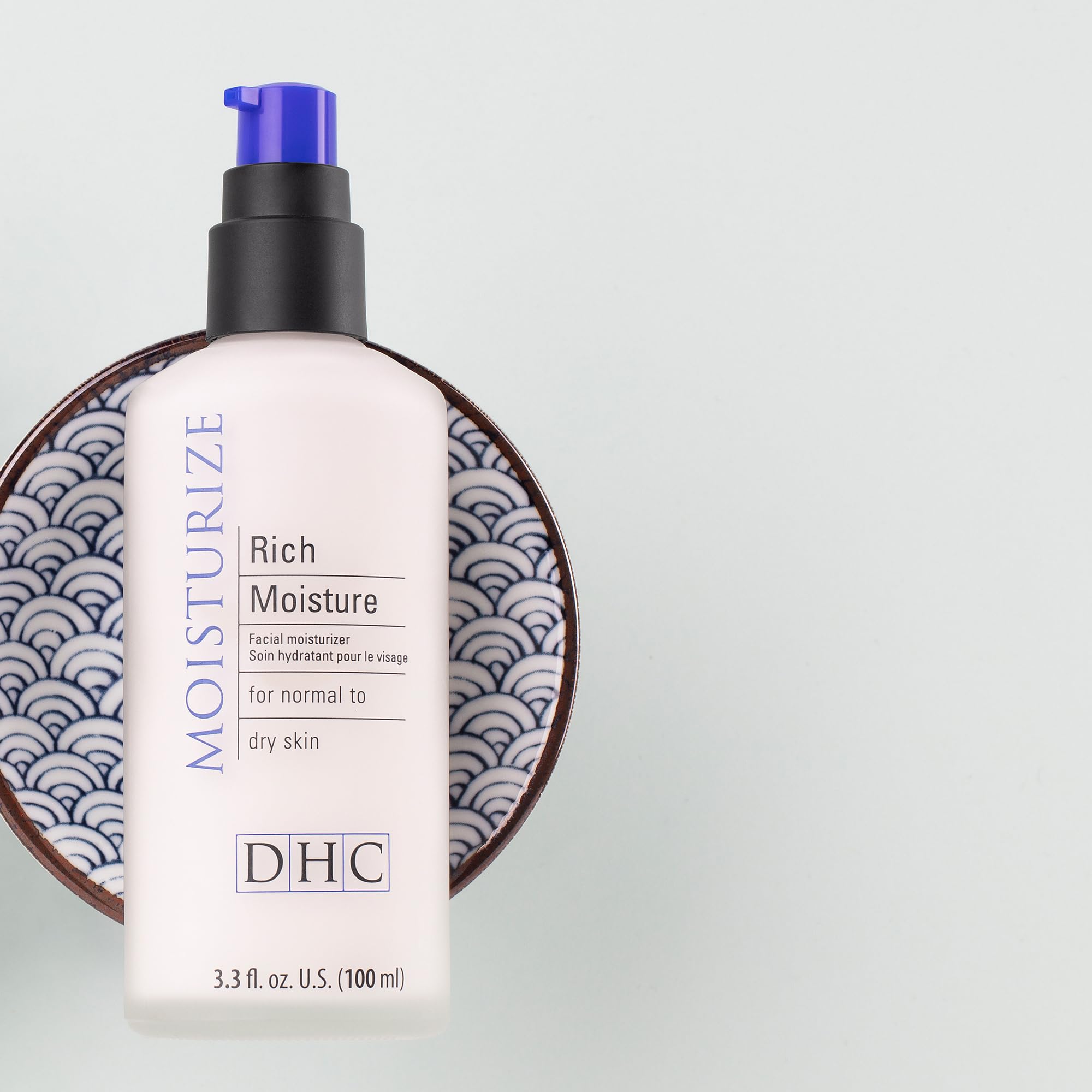 DHC Hidratación Rica, envase compacto y diseño práctico para viajes.