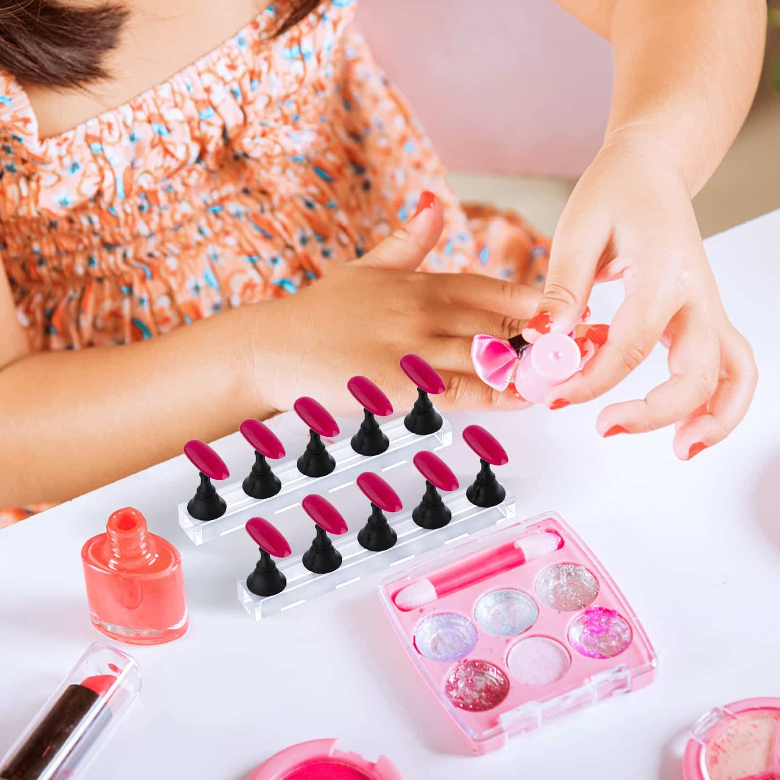 Difenni exhibición de creaciones de uñas con organización y facilidad