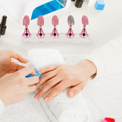 Puntas de uñas en forma de ajedrez de Difenni para práctica precisa.