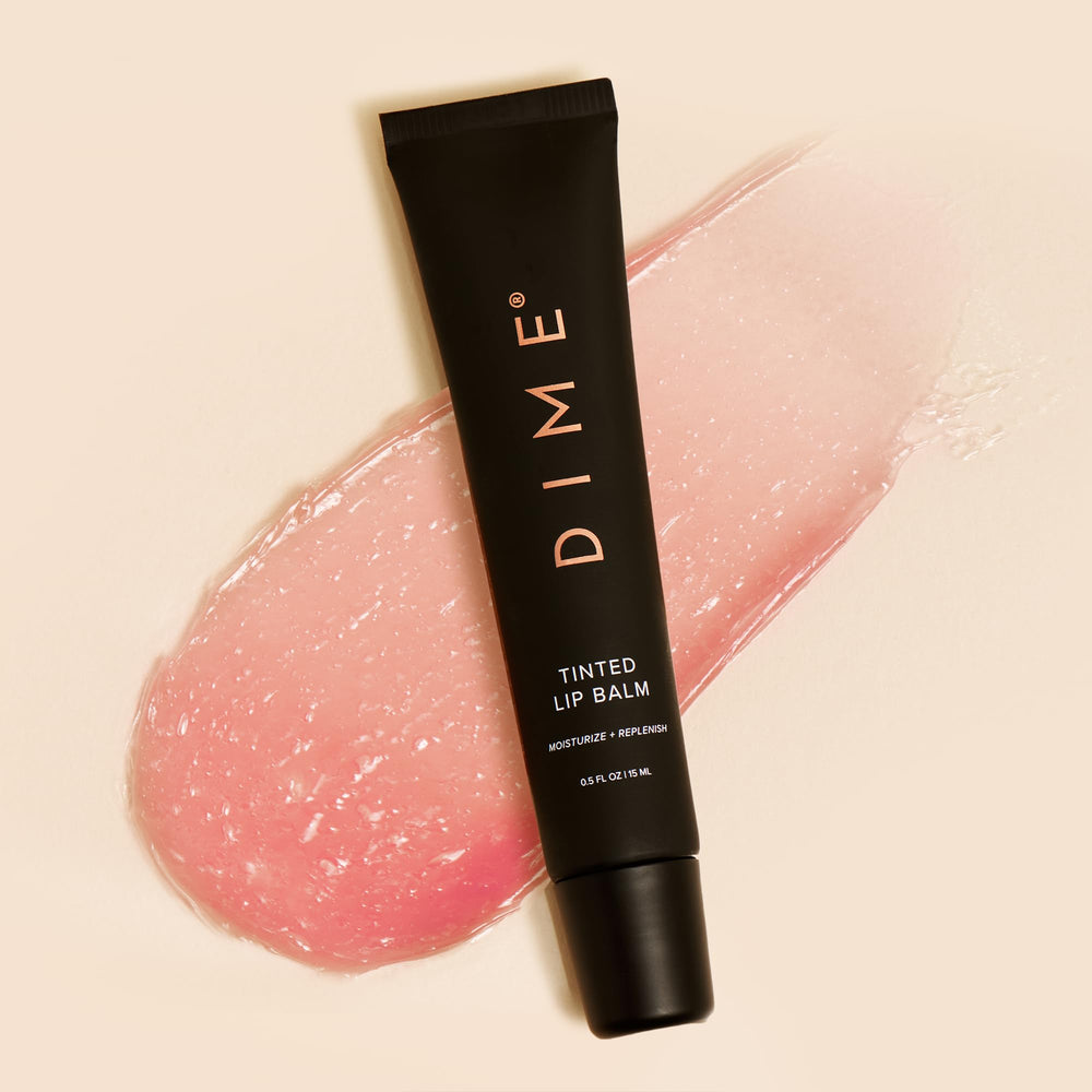 Envase sostenible de DIME Beauty para reto diario de labios.