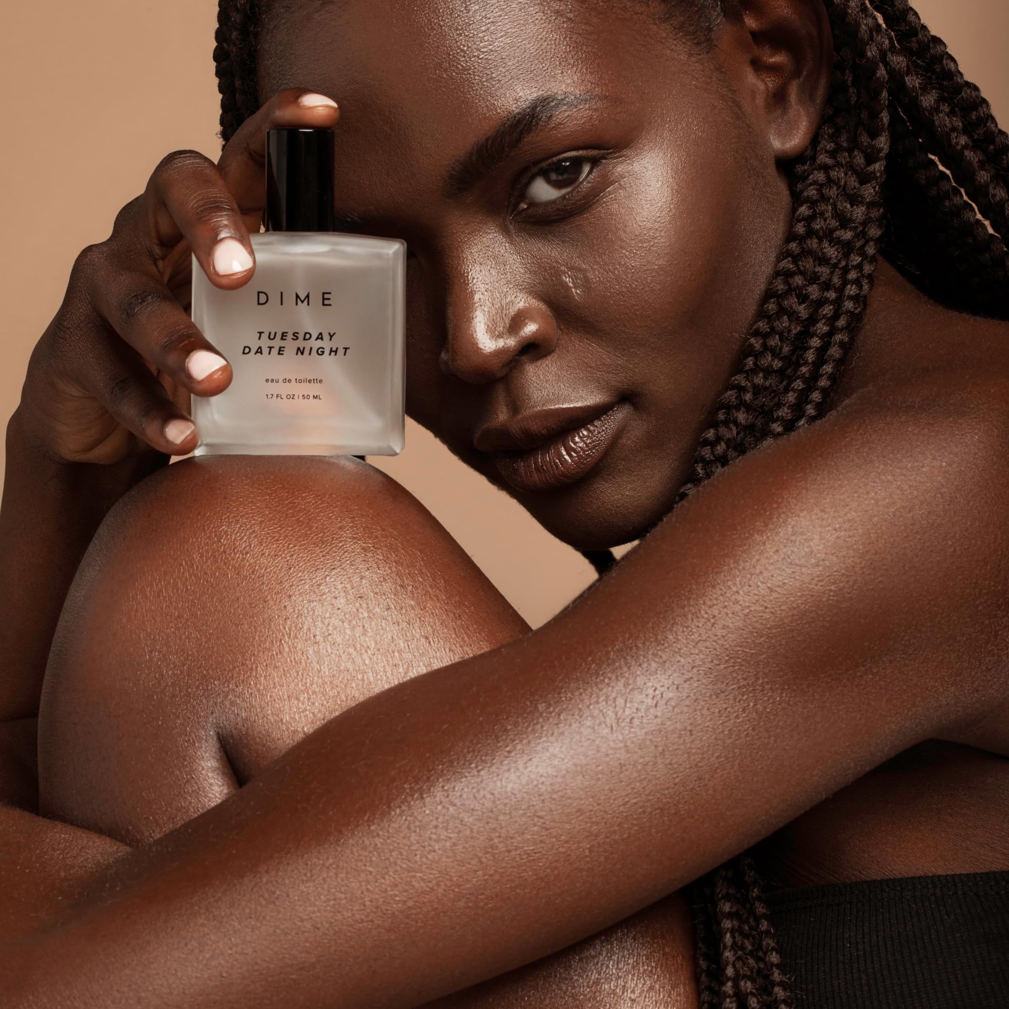 DIME Perfume: notas medias florales y cuero suave para aroma cálido