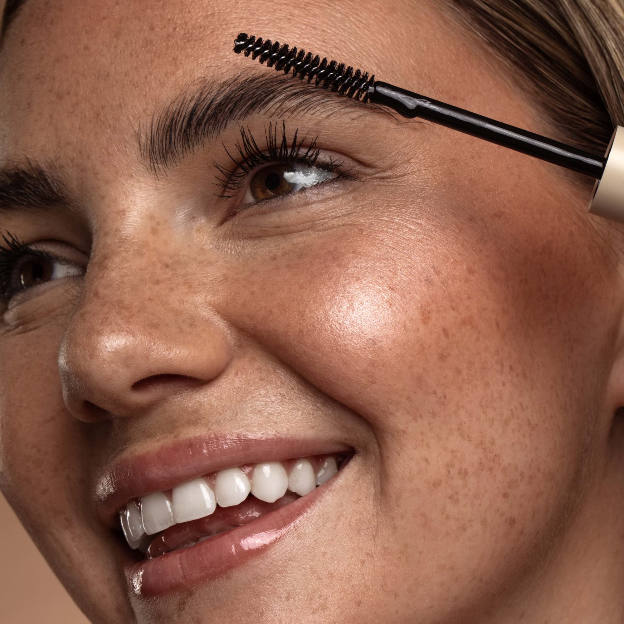 Ingredientes con péptidos en DIME, cuidado suave para cejas.