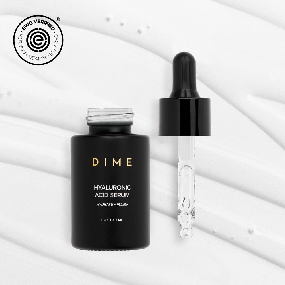 Gouttes du sérum hyaluronique DIME grâce à pipette – application précise et rapide.