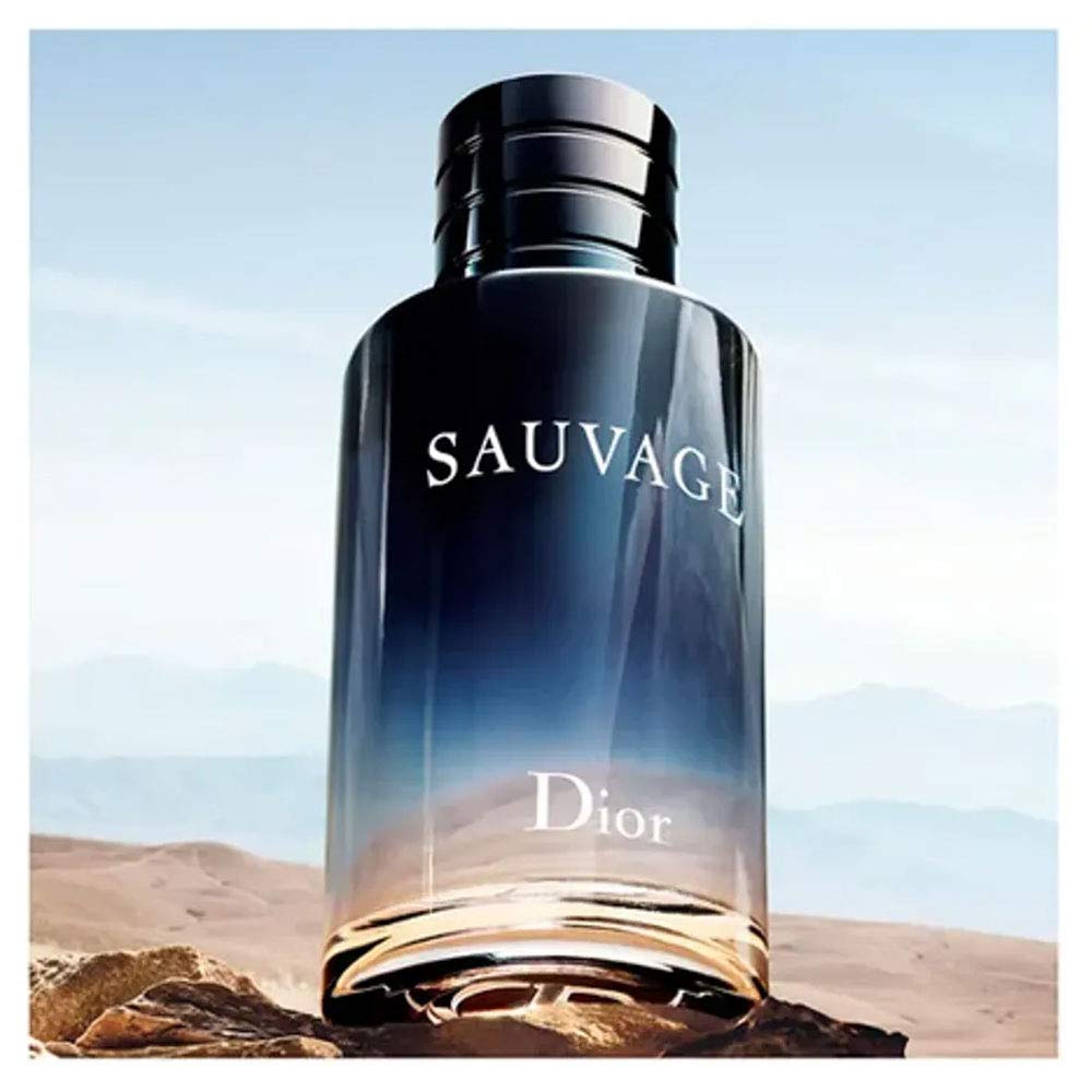 Dior Sauvage aplicación diaria: aroma versátil para cualquier momento.