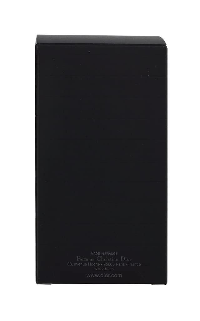 Aplicación suave de Dior Sauvage en la piel, ideal para salidas nocturnas.